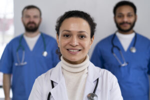 Dottoressa e team internazionale in clinica